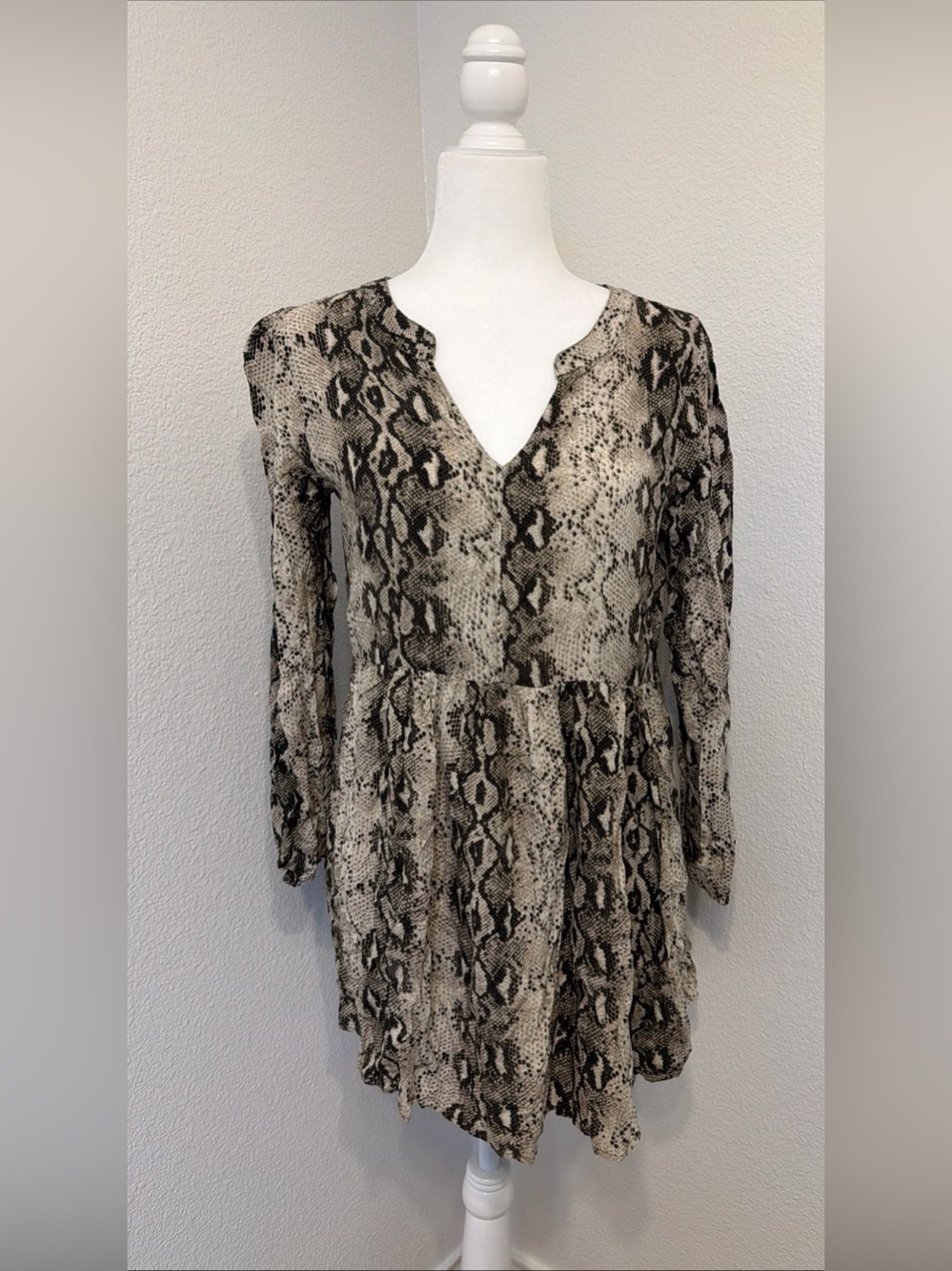 Kori America Snake Skin Print Long Sleeve Shirt Size Small V Neck